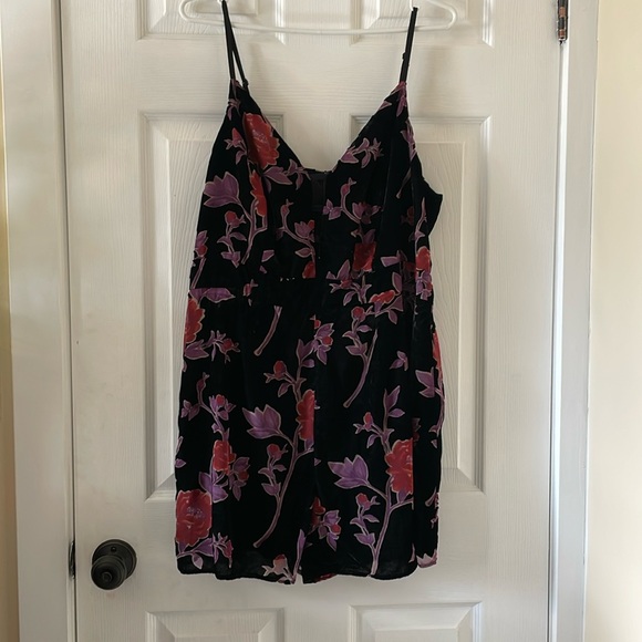Forever 21 Pants - Beautiful velvet floral romper